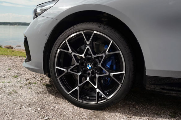  21-calowa obręcz koła ze stopów lekkich M Performance  Cross Spoke 943 M w kolorze Frozen Midnight Grey.  